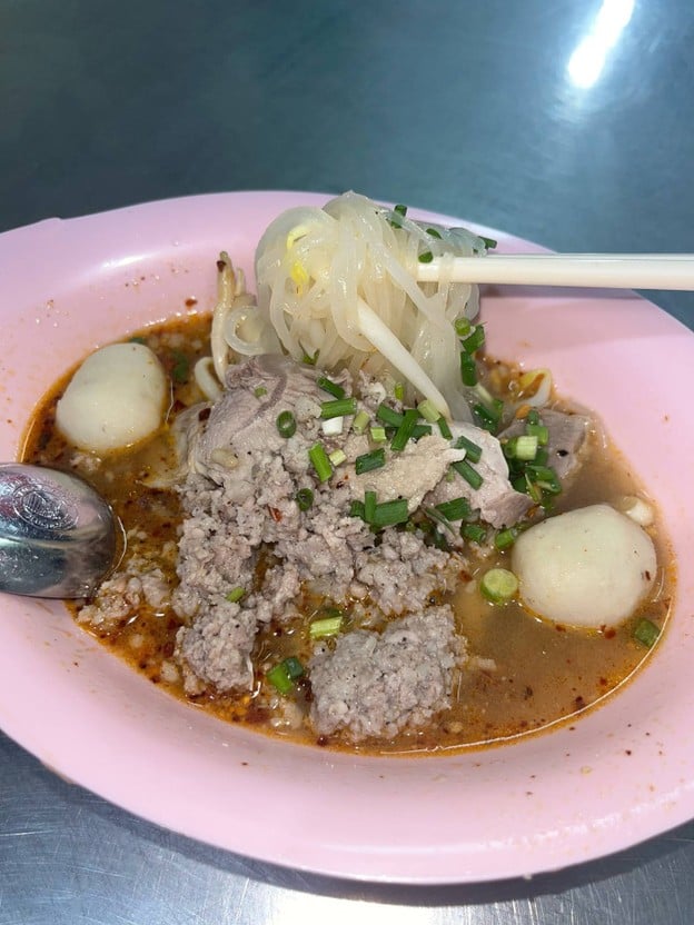 เมนูของร้าน รุ่งเรือง (ตั๋ง) ก๋วยเตี๋ยวหมู สุขุมวิท26 เจ้าเก่า ร้านหัวมุมนะจ๊ะ