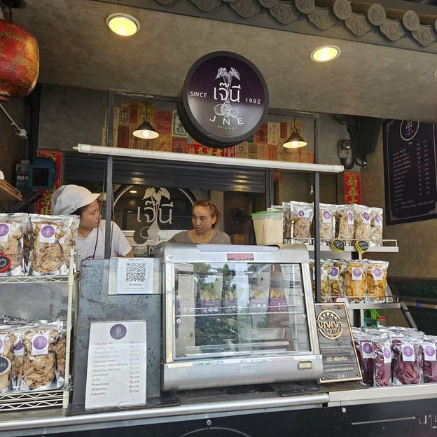 หน้าร้าน เจ๊นี เผือกหิมะ ศาลเจ้าพ่อเสือ(เสาชิงช้า)