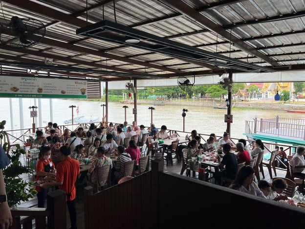 บ้านไม้ริมน้ำ