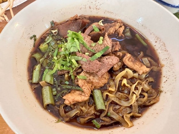 ก๋วยเตี๋ยวเรือลุงจุน ผัดไทย ข้าวกะเพรา  ขาหมู ข้าวมันไก่
