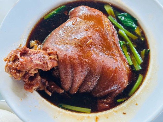 ครัวยายเปล่ง & กฤษฎิ์ ขาหมูหมั่นโถว ซาลาเปา ศาลาธรรมสพน์