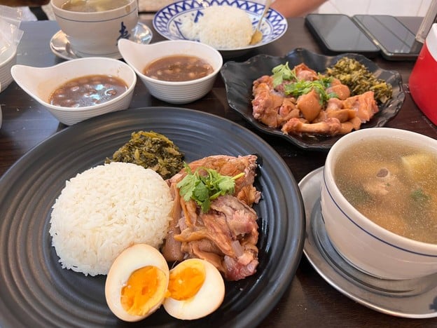 ขาหมูกระทะทอง(ต้มถั่ว) คลองสาน - เจริญนคร - ตากสิน