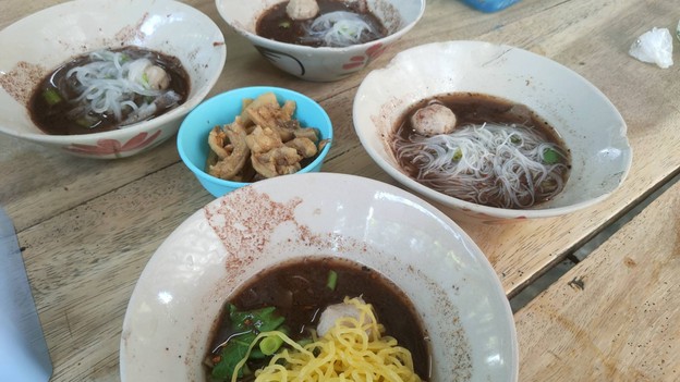 ลุงหงอกก๋วยเตี๋ยวเรืออยุธยาสูตรโบราณ/สเต็กคุณลุง ลุงหงอก