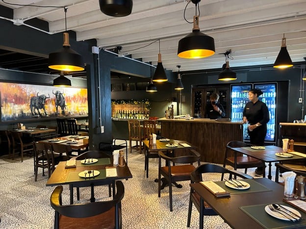 Four Dining Grill&Bar .