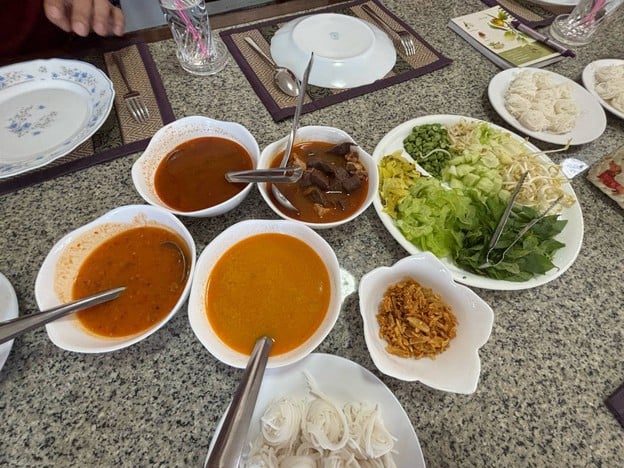 ขนมจีนขยุ้มร้านคุณน้อย