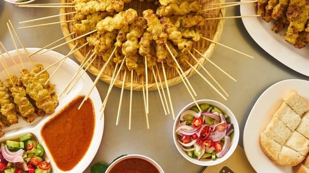 หมูสะเต๊ะนายซ้ง (เจ้าเก่าหน้าร้านสมบูรณ์โภชนา)บรรทัดทอง  บรรทัดทอง