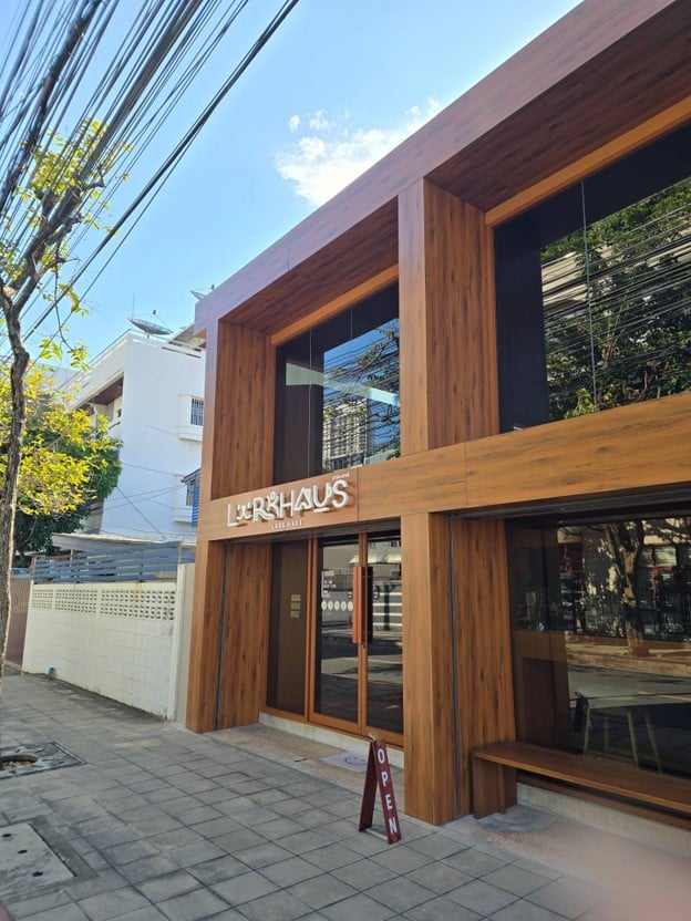 หน้าร้าน lark haus lark haus