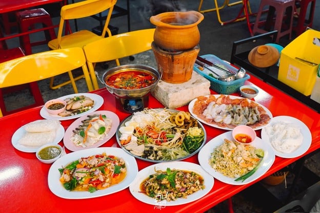 ส้มตำเจ๊แอนทองหล่อ อร่อยสุดคุ้ม 10 เมนู แค่แบงค์พันใบเดียววว