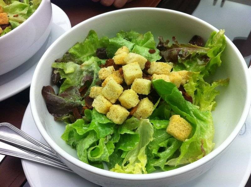 Caesar Salad ที่นี่ ideal เลย, ผักสดกรอบ ชิ้นพอดี คลุกชีสกลมกล่อม เบค่อนไม่หืน!