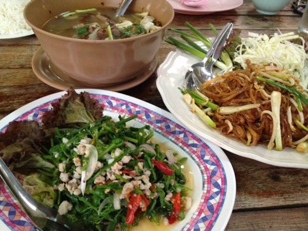 ต้มไก่บ้าน ผัดหมี่โคราช ยำผักกูด อร่อยในสามโลกกกกกกกก