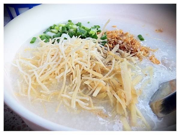 โจ๊กตําลึงข้าวหอมมะลิ
รสชาติกลางๆไม่ได้มีเอกลักษณ์อะไรมากมาย
อยู่ท้องดี..