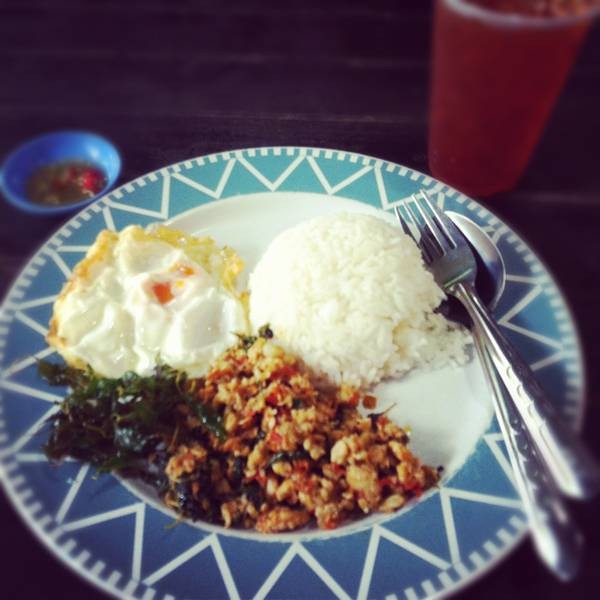 กระเพราไก่ไข่ดาว