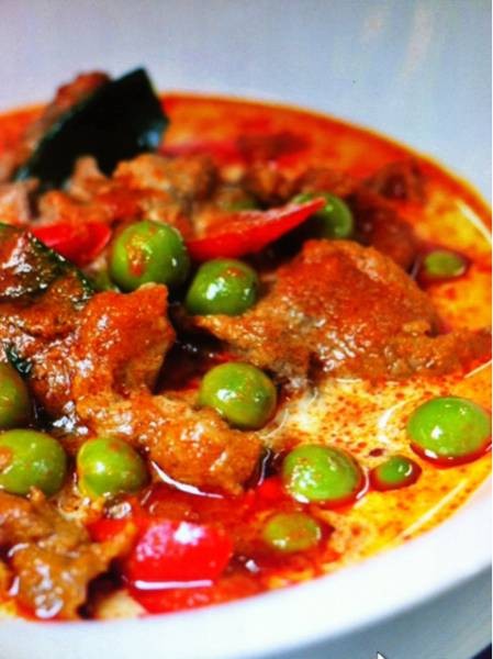 : แกงพะแนงเนื้อกินกับข้าวสวยร้อนๆ