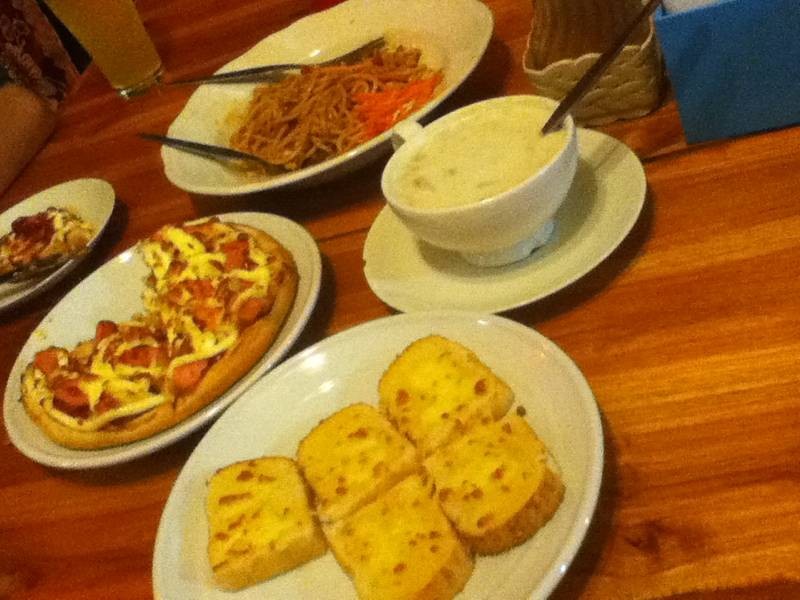 ซุปครีมเห็ด ขนมปังกระเทียม ฯ