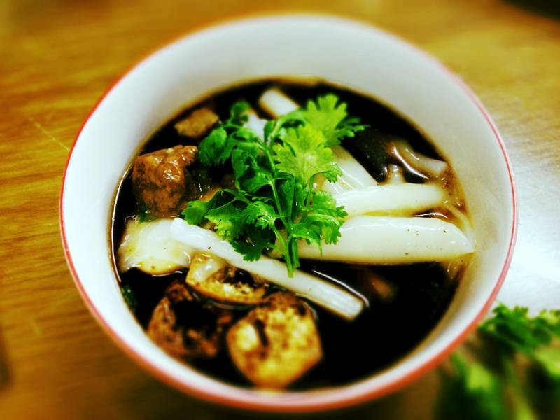 ก๋วยจั๊บนิรนามข้างตลาด อร่อยที่สุดในสามโลก