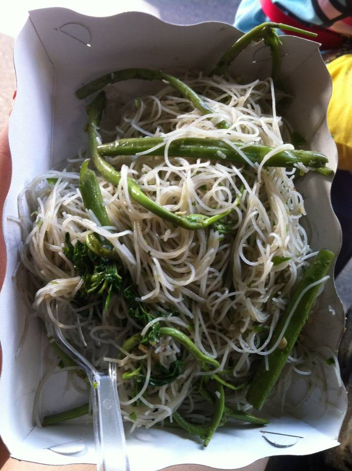 เส้นหมี่กระเฉดเจ๊จุ๊