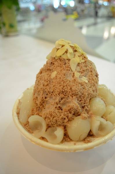 น้ำแข็งใสเกร็ดหิมะรสช๊อคโกแล๊ต ใส่ Topping เป็น ลิ้นจี่และเงอะ