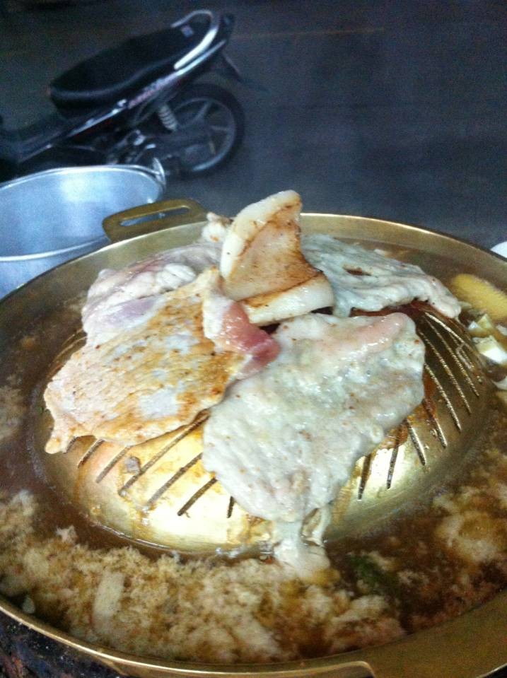 หมูกะทะ ริมทาง. f^_^;) ร้อนๆ