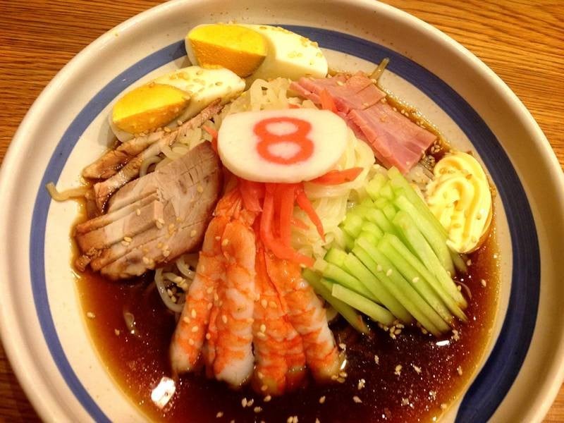ราเมน 85฿ บะหมี่เย็นราดซอสเลมอน หน้าหมูอบซีอิ้วญี่ปุ่น กุ้ง แฮม ไข่ และแตงกวา