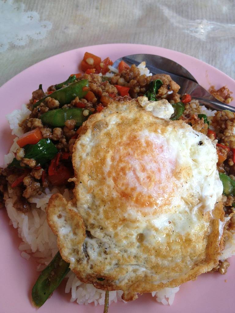 กระเพราไก่ไข่ดาวราดข้าว