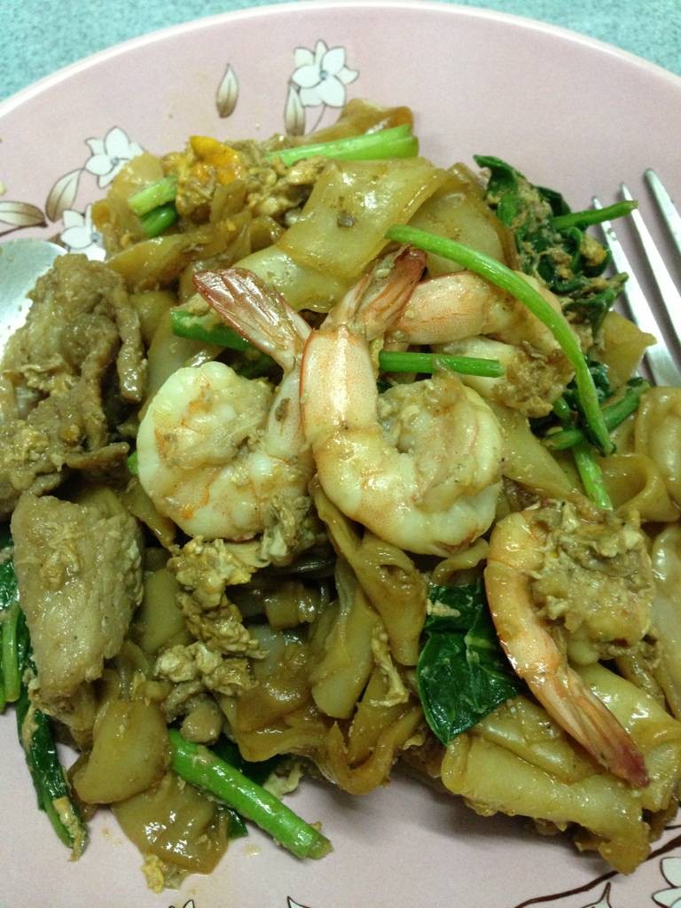 ผัดซีอิ้วหมูหมักกับกุ้ง เข้มข้น