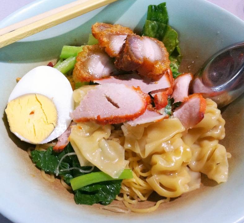 บะหมี่เกี๊ยวหมูแดงหมูกรอบใส่ใข่ 