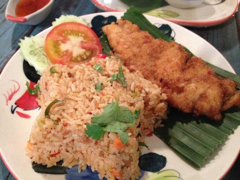 ข้าวผัดต้มยำไก่กรอบ