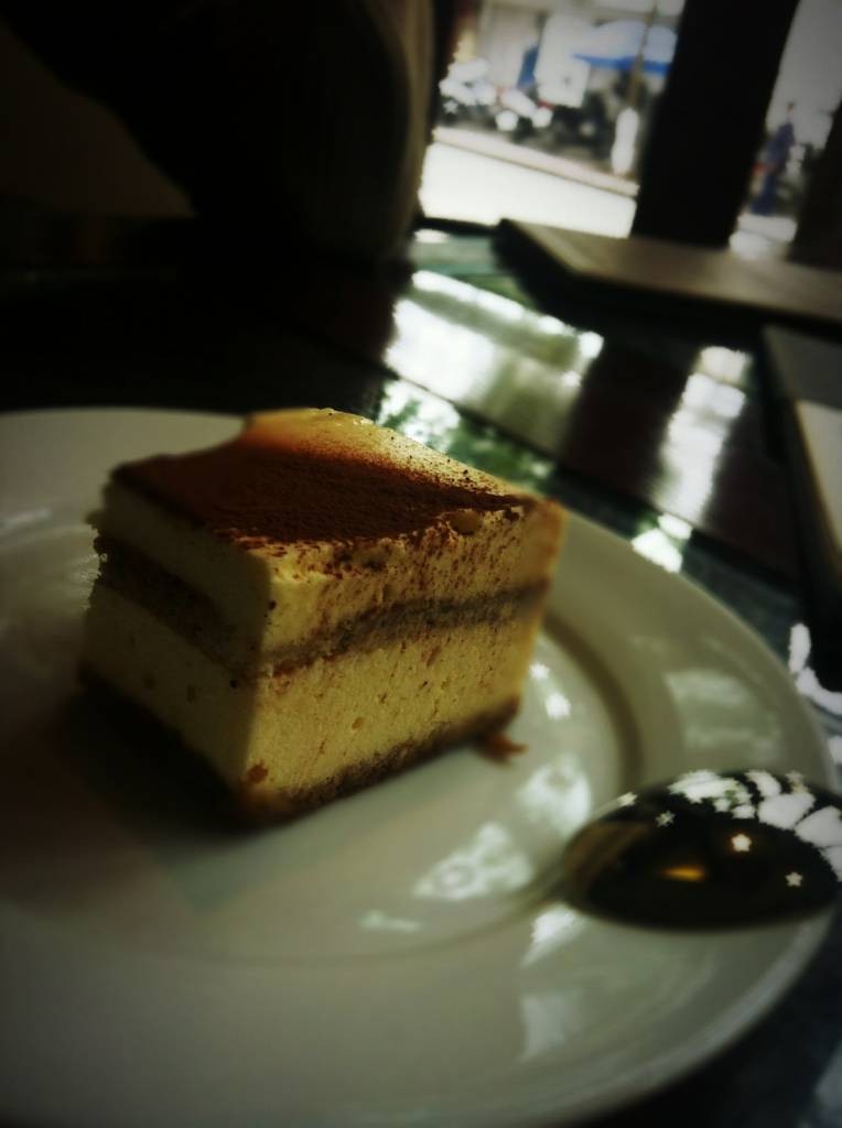 Tiramisu Cake โดนงับบางส่วนเพราะหิวมากก VND25,000