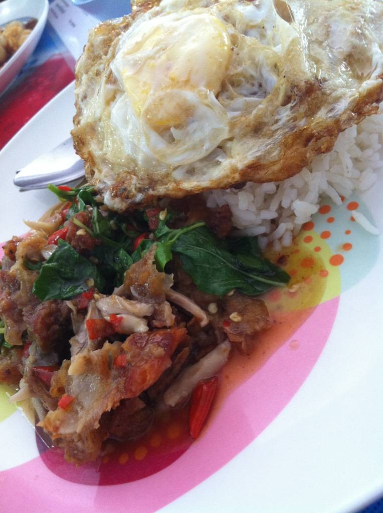 ข้าวราดกระเพราไก่ทอดไข่ดาว