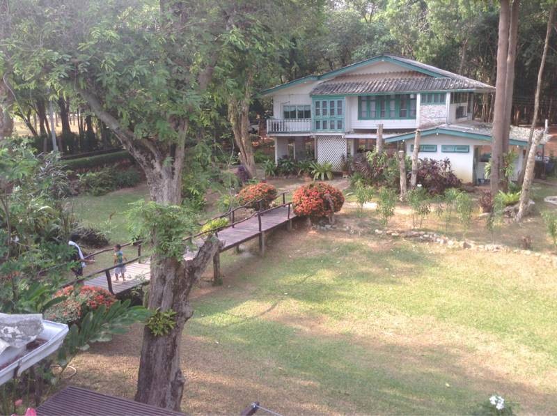 ทางเดินหลังบ้าน ไปบ้านอีกหลังค่ะ