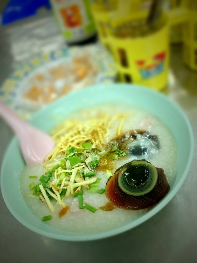 โจ๊กหมูใส่ไข่เยี่ยวม้า