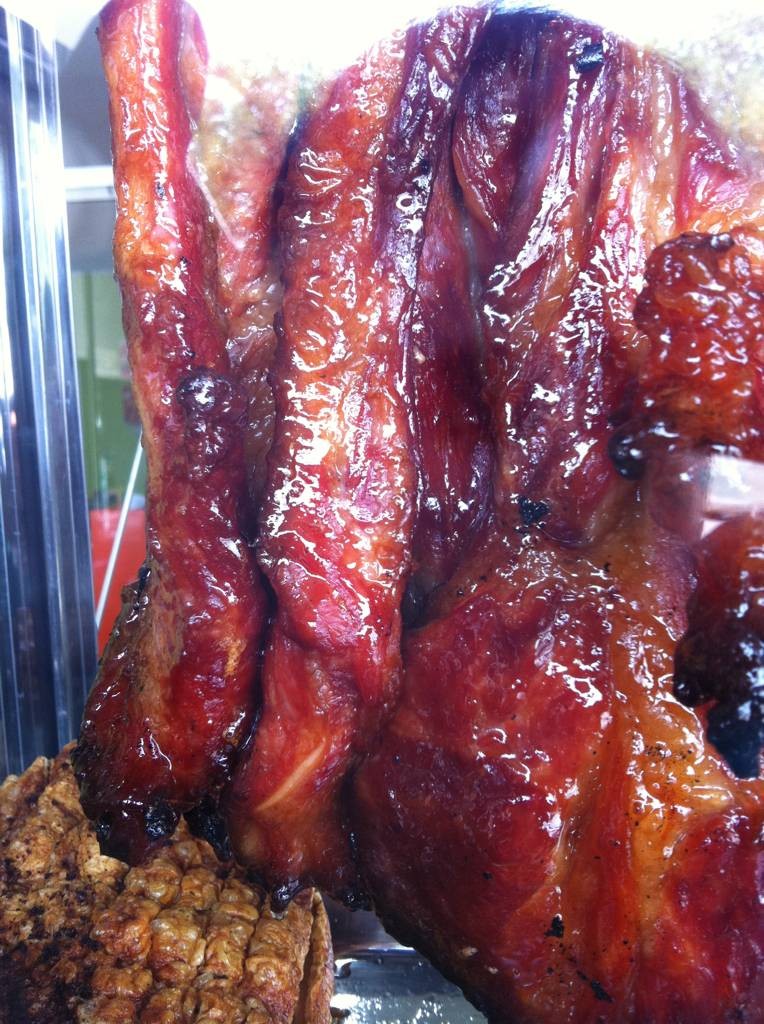เย็นตาโฟยกเครื่อง ข้าวหมูแดง หมูกรอบ
