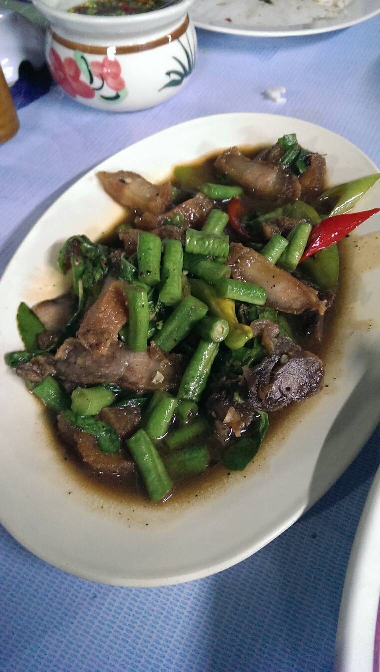 กระเพราหมูกรอบ