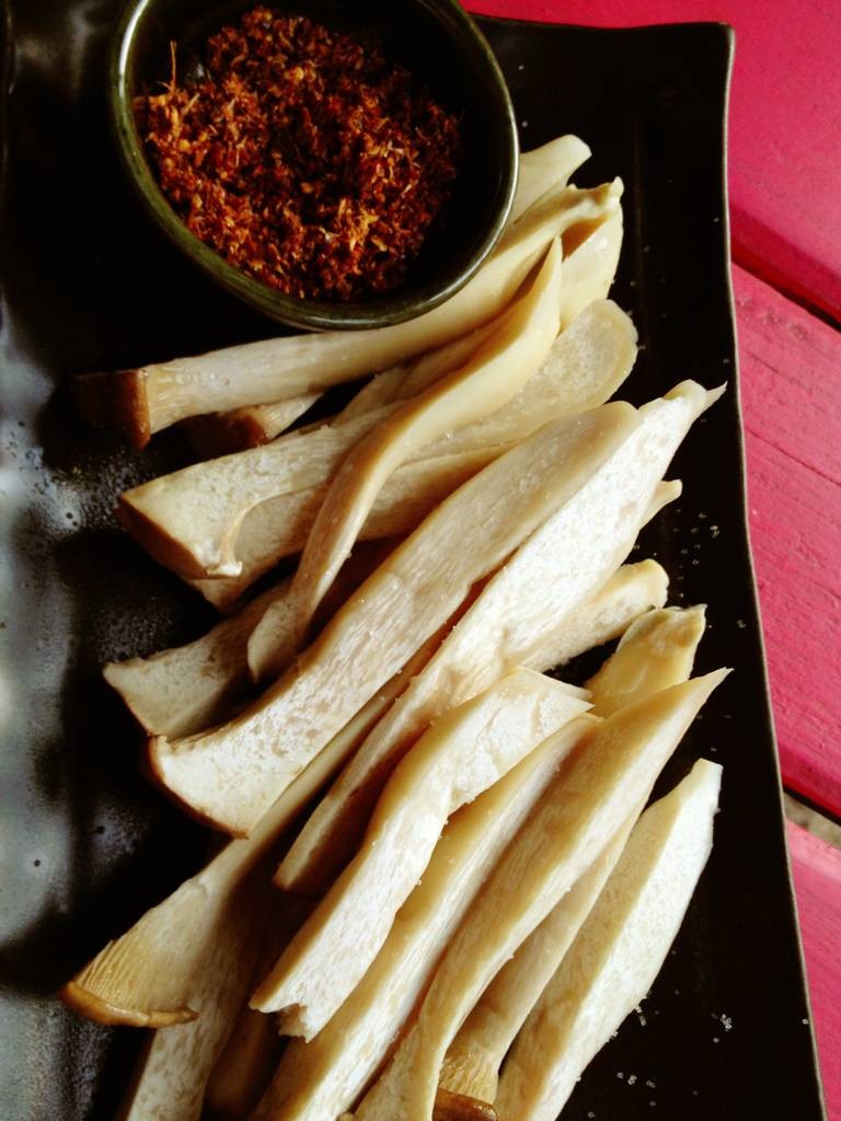 เห็ดนึ่งน้ำพริกข่า