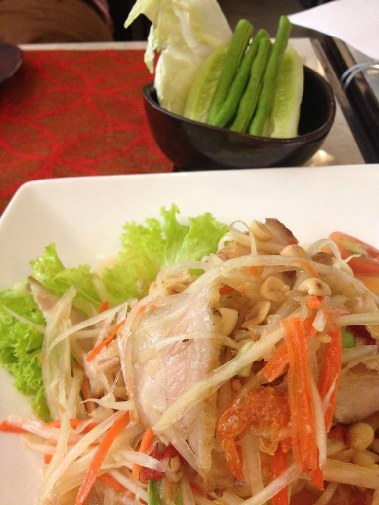 ส้มตำคอหมูย่าง