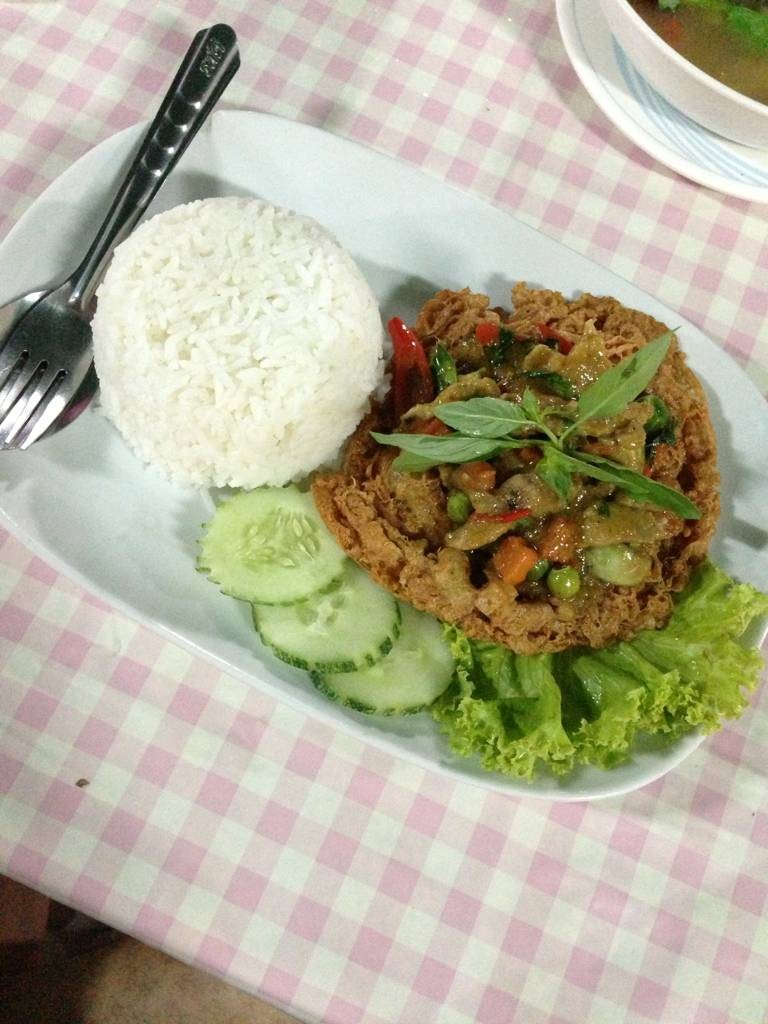 ผัดขียวหวานหมูไข่เจียวกรอบ