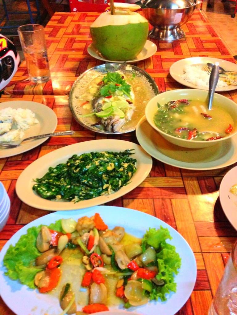 ห่อหมกทะเลในลูกมะพร้าว ปลากะพงนึ่งมะนาว โป๊ะแตก ผักเหลียงผัดไข่ ไก่ผัดเม็ดมะม่วง