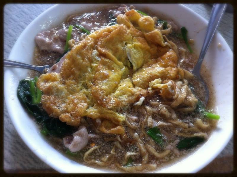 หมี่กรอบราดหน้าไข่เจียว