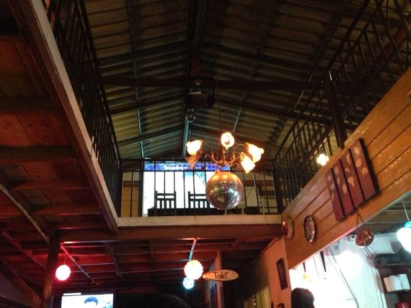 มีชั้นบนด้วย แต่ไม่มีคนนั่ง