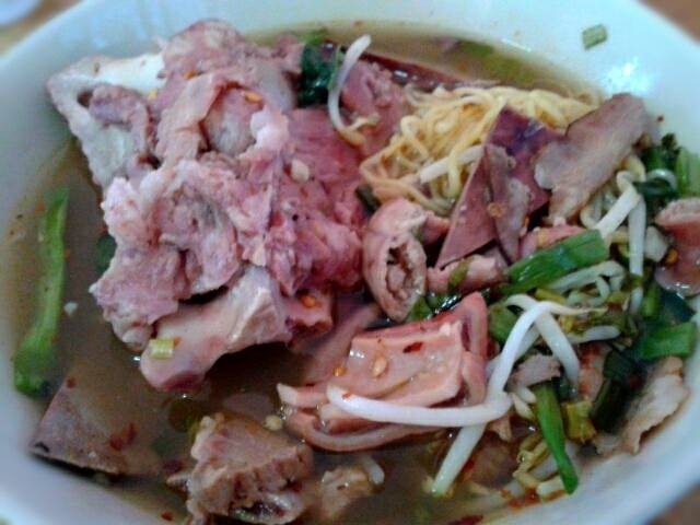 ขลุกขลิกกระดูกหมู...แค่หมูกินพื้นที่ไปครึ่งชามแล้ว