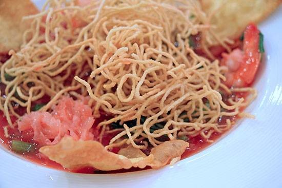 บะหมี่กรอบราดหน้าเย็นตาโฟ