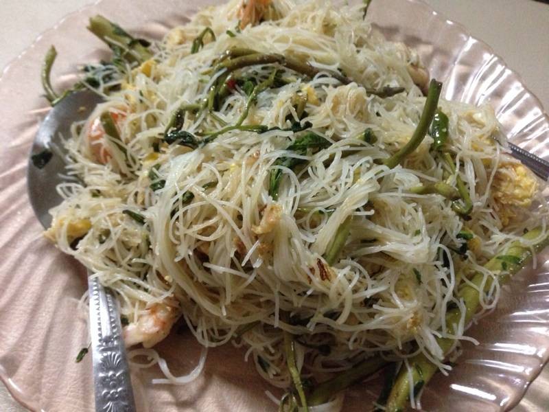 เส้นหมี่ผัดผักกระเฉดกุ้ง