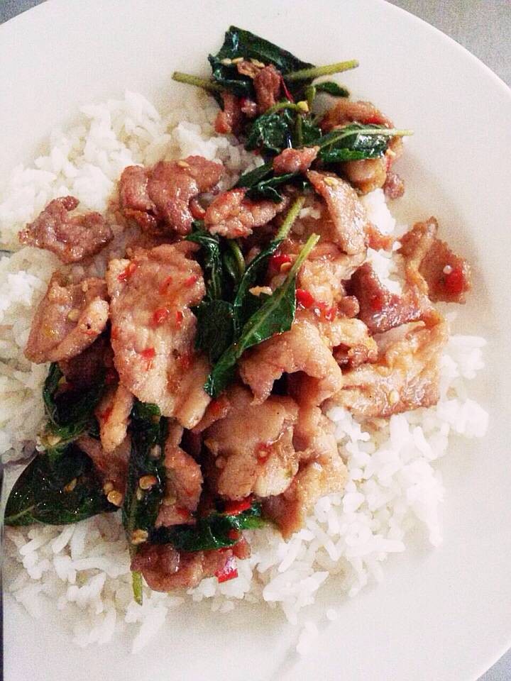 กะเพราหมูชิ้น เผ็ด จัดจ้าน 