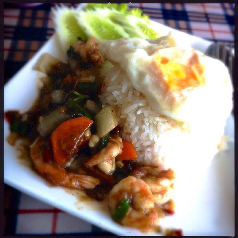 ผัดกระเพรากุ้งราดข้าวบูด