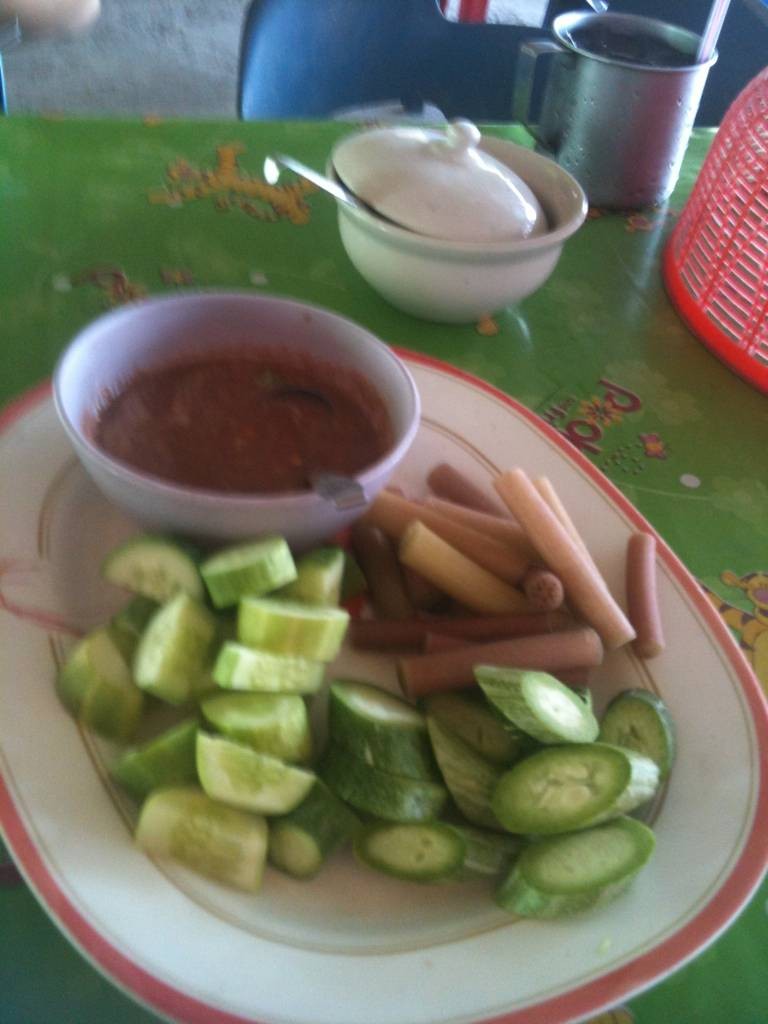 น้ำพริก ผักสด. ฟรี