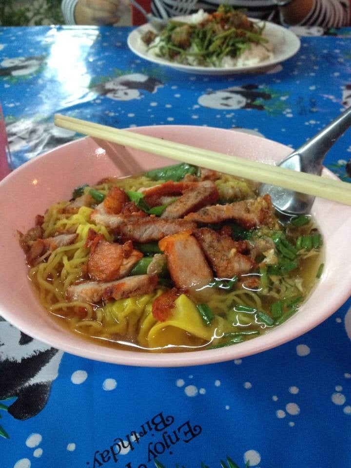 บะหมี่เกี้ยวหมูแดง