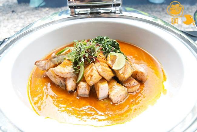 lemongrass marinate salmon อร่อยมากค่ะ ปลาคุณภาพดี ทำมาสุกกำลังดี 