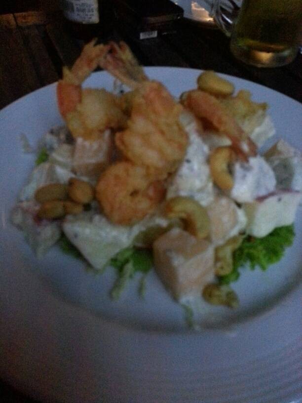 สลัดผลไม้กุ้งทอด