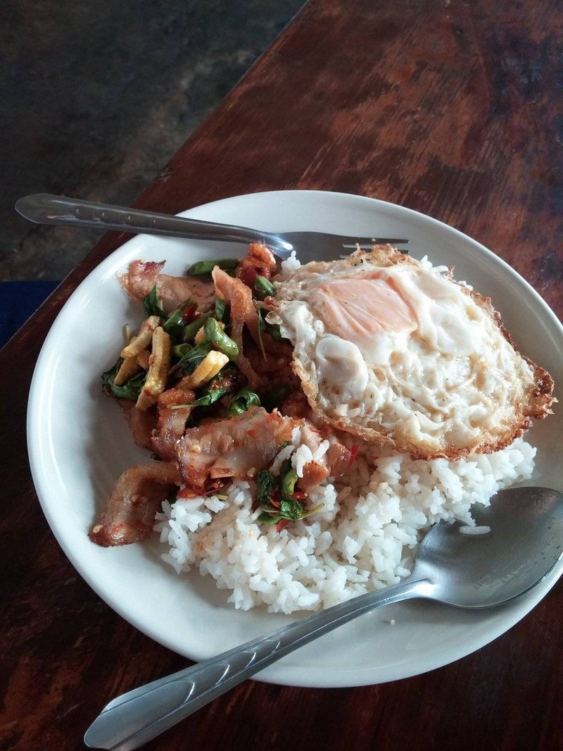 เมนูข้าวผัดกระเพราคอหมูย่าง + ไข่ดาว