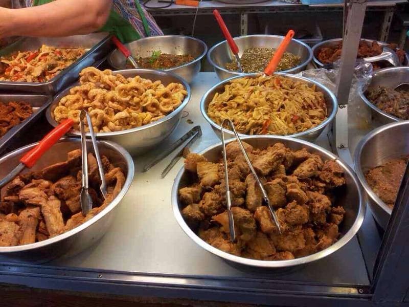 แคปหมู ผัดหน่อไม้ หมูทอด